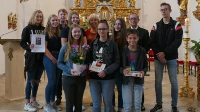 Bild: dob
Sonja Eckl (vorne, links) war nicht nur neun Jahre Ministrantin sondern auch Oberministrantin. Luisa Wiesent (links) und Franziska Kick (vorne, Mitte) wurden ebenfalls verabschiedet. Neu im Amt ist Julian Reindl (vorne, rechts).
