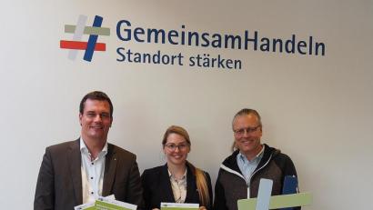 Bild: Bühner
Zur Teilnahme am Wettbewerb IHK-Personalmanagement-Award rufen auf (von links) IHK-Geschäftsstellenleiter Florian Rieder, IHK-Referentin Fachkräftesicherung Nicole Scheßl und Personalmanagement-Award-Preisträger 2016 Michael Richthammer.