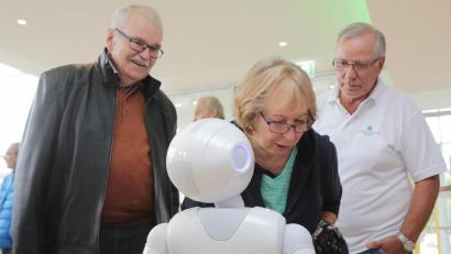 Bild: Wolfgang Steinbacher
Es ist gar nicht schwer, mit dem Kleinroboter „Pepper“ ins Gespräch zu kommen. Deshalb wollten OTH-Studenten von Veranstaltungsbesuchern wissen, ob und in welchem Umfang sich ältere Menschen so eine menschenähnliche Maschine als Erleichterung im Haushalt oder bei der Pflege vorstellen können.