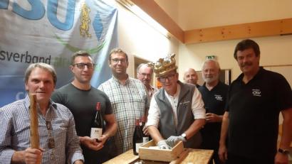 Bild: gis
CSU-Ortsvorsitzender Günther Daubner, Günther Pöllmann, Klaus Hautmann (von rechts), Willi Voit (hinten Mitte) und Dietmar Höss gratulieren mit Johannes Nickl, Martin Prechtl und Gerald Bauer (von links) den schnellsten Krauthoblern.