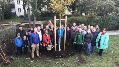 Bild: exb
Zwei Fliegen auf einen Streich: Die SPD pflanzte einen Baum für Kurt Eisner in der gleichnamigen Anlage an der Leimberger Straße und leistete damit auch einige Tage nach dem Tag der Deutschen Einheit noch einen Beitrag zum "Einheitsbuddeln".