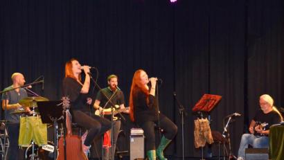 Bild: fjo
Ein begeisterndes Programm bringen (von links) Max Seelos, Susanne Raith, Philipp Zimmermann, Tanja Raith und Andreas Blaimer auf die Bühne der Stadthalle.