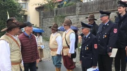 Bild: hos
Der Mitbegründer der historischen Burgwehr John Werner (Zweiter von links) schreitet die Ehrenformation von Burg- und Feuerwehr mit „Leutnant“ Niklas Fraas und „Burgpfleger“ Sietzinger ab.