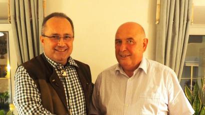 Bild: hos
Matthias Grundler (rechts) bedankt sich bei Ludwig Gürtler (links) für seine Bereitschaft zur Kandidatur.