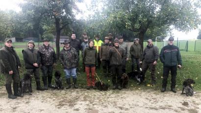 Bild: ge
Die Teilnehmer und Schiedsrichter der Brauchbarkeitsprüfung trafen sich in Fichtenhof und starteten zu ihren Aufgaben.