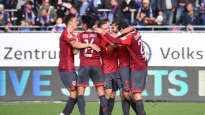 Bild: Daniel Bockwoldt/dpa
Regensburgs Spieler jubeln nach Andreas Albers Spalpstick-Tor zum 1:2.