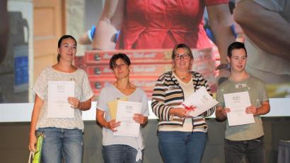 Bild: dwi
Kurz nach 18 Uhr standen die Gewinner fest: Siegerin Petra Möschl (Zweite von rechts) entschied sich bei der Preisauswahl für das große Spielepaket für ihre Familie. Den zweiten Platz erreichte Dunja Bogensperger (Zweite von links). Dahinter folgten Jenny Ponitz (links) und Noah Davidson.