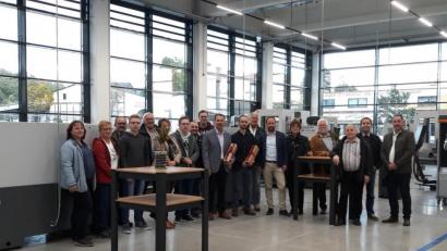 Bild: exb
Die CSU-Fraktion besichtigte jetzt das Ausbildungs- und Trainingszentrums der Firma Scherdel in Marktredwitz.