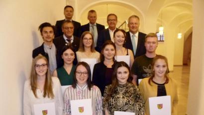 Bild: usc
Vier Staatspreise, drei Landkreispreise und vier Preise des Zweckverbands Berufsschulen gab es bei einer Feierstunde im Landratsamt für sehr guten Berufsabschluss. Im Hintergrund die Vertreter der Kreishandwerkerschaft, der IHK-Geschäftsstelle, des Staatlichen Beruflichen Schulzentrums Sulzbach-Rosenberg der Stadt Amberg und des Landkreises.