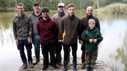Bild: wro
Die Siegerehrung fand am Vereinsgelände Troiteich statt. Im Bild von links Jeremia Froschauer, Matthias Zwerenz, Philipp Schicker, Manuel Schuhmann, Jonas Staufer, Vorsitzender Daniel Hechtl mit Sohn Hannes.