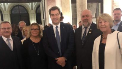 Bild: u
Werner Stein (Zweiter von rechts) ist von Ministerpräsident Markus Söder (Mitte) für sein Engagement ausgezeichnet worden. Susanne Stein (Zweite von links), NBMB-Präsident Manfred Ländner und Angelika Becher, Vorsitzende des NBMB-Kreisverbands Bamberg, gratulieren.