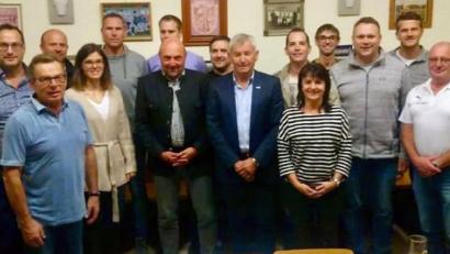 Bild: lst
Ein offenes Ohr für die Vereine: Vertreter des BLSV-Kreisvorstands treffen sich mit den Klubs des südlichen Landkreises zum Sportlergespräch.