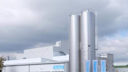 Bild: mab
Auf schätzungsweise 100 000 Euro beläuft sich der Schaden, der bei den Naabtaler Milchwerken entstanden ist. Ursache dürfte ein Defekt an der Sprinkleranlage sein. Hinter den Silos befindet sich das neue Hochregallager.