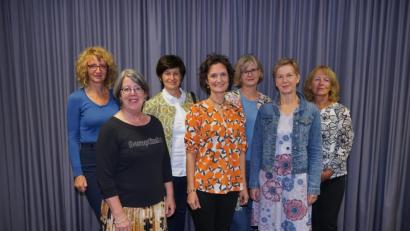 Bild: nib
Der neue Vorstand von Soroptimist International Amberg setzt sich aus (hinten, von links) Dagmar Schütz (Vizepräsidentin), Angelika Winkler (Schatzmeisterin), Sigrid Nordhus-Hantke (Programmteam), Andrea Gleißner-Schiml (Schriftführerin) und (vorne, von links) Susan Batten-Seidl (scheidende Präsidentin), Beáta Zaremba (Präsidentin) und Helga Sichelstiel (Programmteam) zusammen.