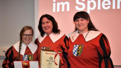 Bild: rgr
Petra Melchner (Mitte) wird von Tambourmajorin Melanie Kappl (rechts) und Isabelle Schmidt (links) für 50 Jahre im Spielmannszug ausgezeichnet.