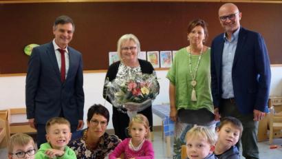 Bild: weu
Bürgermeister Maximilian Beer (rechts) begrüßte gemeinsam mit Schulleiterin Claudia Buchmann (zweite von rechts) Rektor Oliver Vogel vom Förderzentrum Nabburg und Irmgard Seifert von der Lebenshilfe Schwandorf, um die neu geschaffenen Räume der SVE zu besichtigen. Auch die Kinder mit der Leiterin der SVE Margit Graßmann (kniend) freuten sich über den Besuch.