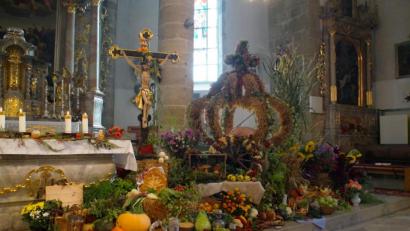 Bild: kaz
In der Kemnather Stadtpfarrkirche präsentiert sich ein prächtiger Erntedankaltar. Die Krone haben Berndorfer Frauen gebunden.