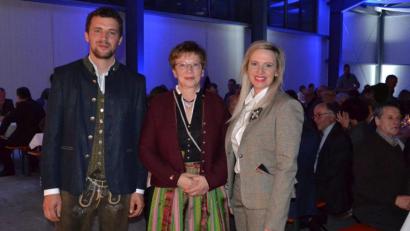 Bild: Lowak
Peter, Rosalinde und Evelyn Müller (von links) führen das Familienunternehmen Inoplast. Die Firma, die seit 2012 in Windischeschenbach ansässig ist, hat den Betrieb erweitert und im Gewerbepark eine neue Produktionshalle mit Bürotrakt und Lagerhallen gebaut.