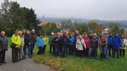Bild: gi
Die Fußwallfahrt der Pfarrei Moosbach führt die Pilger durch die herbstliche Landschaft nach Pleystein.