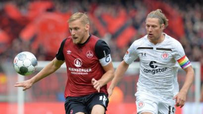 Bild: Timm Schamberger/dpa
Das Duell der Kapitäne: Der Nürnberger Hanno Behrens (links) gegen St. Paulis Daniel Buballa. Behrens war gegen die Hamburger einer der besten Clubberer.
