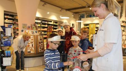 Bild: ads
Aufgrund der enormen Resonanz in den vergangenen beiden Jahren beteiligte sich die Email-Apotheke als einzige Einrichtung in Amberg erneut bei der Maus-Türöffner-Aktion des WDR und erlaubte 60 interessierten Nachwuchs-Apothekern einen spannenden Einblick hinter die Kulissen der Apotheke.