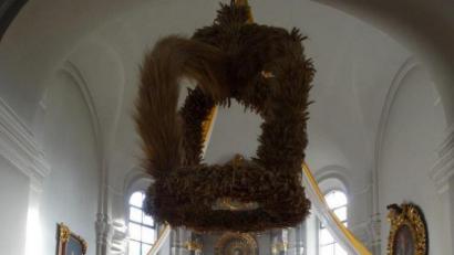 Bild: twg
Eine stattliche Getreidekrone zierte den Altarraum der Filialkirche Sankt Wendelin in Trevesen.