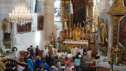 Bild: soj
Alle Generationen der Pfarrei versammelten sich um den Altar, um gemeinsam Erntedank zu feiern.