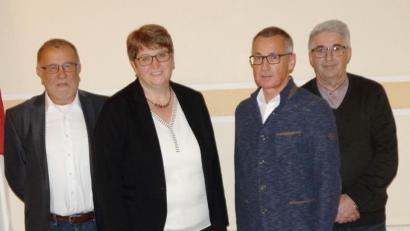 Bild: weu
Die Liste „CSU/Engagierte Bürger" setzt auf Anita Forster (Zweite von links) und möchte sie im Herbst als Bürgermeisterkandidatein nominieren. Die drei amtierenden Bürgermeister Johann Graßl, Richard Brunner und Michael Albang (von links) freuen sich über die engagierte Bewerberin.