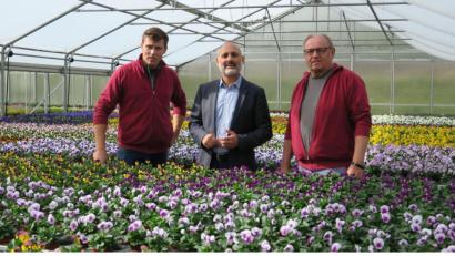 Bild: Hirsch
Gartenfreund Ismail Ertug (Mitte) ließ sich von Fritz (rechts) und Christian Irrgang (links) bei seinem Besuch über den biologischen Pflanzenschutz aufklären.