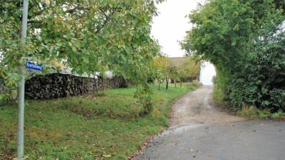 Bild: sche
Der Kreftenweg in Aschach bedarf dringend einer Sanierung, da bei Starkregen die Straßen im Umfeld immer wieder mit Schotter überschwemmt werden.