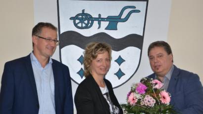 Bild: ohr
Bürgermeister Hans Gradl (rechts) nahm Karin Scheuerer-Pamler (Mitte) den Amtseid ab und begrüßte sie mit seinem Stellvertreter Franz Grabinger (links) als Nachfolgerin der Liste "Wählergemeinschaft Schwarzach" mit einem Blumenstrauß im Gemeinderat.