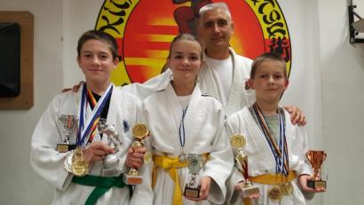 Bild: exb/Gunther Wührl
Der Tirschenreuther Judoka-Nachwuchs war 2019 sehr erfolgreich. Von links: Mark Nagiba, Lara Laubig und Aljosha Nagiba, hinten Trainer Olexander Nagiba.