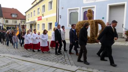 Bild: bgl
In einem eindrucksvollen Kirchenzug wurde die Erntekrone durch die Straßen der Stadt getragen.