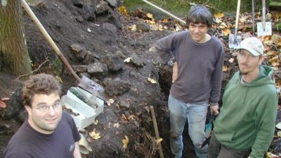 Bild: le
Alexander Steinert, Stefan Krapf und Norbert Egner (von links) beginnen auf dem Haselstein zu graben und stoßen nicht nur auf Scherben.