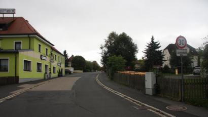 Bild: wro
Nicht nur wegen des Lärmschutzes, sondern auch aus Gründen der Sicherheit gilt in der Pechbrunner Hauptstraße eine Höchstgeschwindigkeit von 30 km/h.