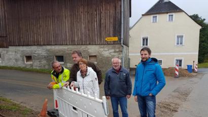 Bild: fjo
Bauamtsleiter Christian Meier (rechts) erhält gemeinsam mit Bürgermeisterin Margit Kirzinger (Mitte) Informationen zum Bau einer eigenständigen Abwasserentsorgung für den "Feiler-Stodl" durch Ingenieur Gunther König (Zweiter von links).