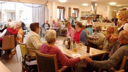Bild: u
Eine Atmosphäre wie in einem Wiesn-Bierzelt herrscht beim Oktoberfest der Solitären Tagespflege. Deren Leiterin Birgit Seidl (hinten, stehen links) hat mit der Verpflichtung von Heinz Dirnhofer (Mitte) einen Glücksgriff getan. Zu seiner Musik singen, schunkeln und klatschen die Senioren. Manche tanzen sogar.