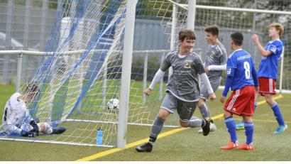 Bild: Ziegler
Die 1:0-Führung für den SV Raigering. Während der Mögeldorfer Torhüter Tom Zierock (links hinten) mit dem Ball im Netz zappelt, bejubelt Doppelorschütze Dominik Gottfried (links vorne) seinen ersten Treffer für den SV-R. Die Mögeldorfer Yassin Achour (rechts vorne) und Clemens Zink (rechts hinten) blicken entsetzt dem Ball hinter her.

Bld: Ziegler