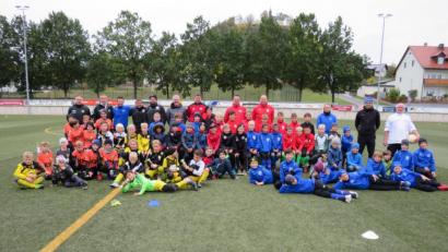 Bild: adj
Es gab eigentlich nur Sieger beim U10 Turnier. Alle Nachwuchsspieler zeigten was sie drauf hatten und stellten sich zum Erinnerungsfotos.