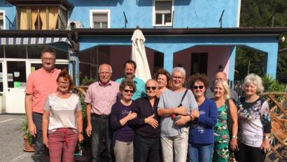 Bild: exb
Gäste aus Stulln mit Bürgermeister Hans Prechtl (links) an der Spitze besuchten die Familie Zappa in Brozzo. Italo Zappa und seine beiden Töchter (vorne, mit Sonnenbrillen) freuten sich über den Besuch aus Stulln.