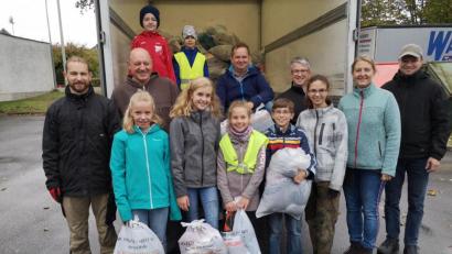 Bild: hir
Die Helfer der Kolpingsfamilie Pfreimd und der Feuerwehr Weihern hatten alle Hände voll zu tun, um die zahlreichen Kleidersäcke einzusammeln. Die Organisatoren waren mit dem Ergebnis mehr als zufrieden.