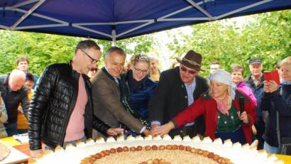 Bild: enz
Anschnitt der größten Kartoffel-Torte der Welt: Bürgermeister Bernd Sommer (Waldsassen), Bürgermeister Roland Grillmeier (Mitterteich), die Bayerische Kartoffelkönigin Stephanie III., Bürgermeister Klaus Meyer (Neualbenreuth) und Ideengeberin Brigitte Meyer (von links).