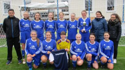 Bild: bra
Die erfolgreichen Frauen des FC Edelsfeld mit Vorstand Manfred Bär (links) und Teamverantwortlicher Sabrina Ertl (Zweite von .rechts).