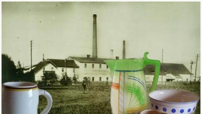 Bild: exb
Die Tonwarenfabrik Schwarzenfeld, im Volksmund "Heferlbude", stellte Steingutgeschirr her. Pfarrer Haußmann referiert über die Geschichte des Werks.