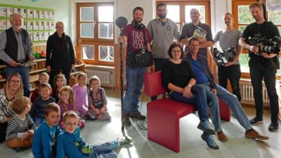 Bild: tr
Filmen ist Knochenarbeit. Neben den Kindern sind mit auf dem Bild: Knieend links Monika Zeitler, stehend hinten von links die Schauspieler Manfred und Marianne Stangl (hinten von links), das Filmteam mit Moritz Frisch, Simon Huber, Dennis Faude, Jonas Breutel und Yannick Rouault (stehend von rechts) sowie Olivia Rinz und Heribert Holzinger von der Stiftung "Freunde" (sitzend von links).