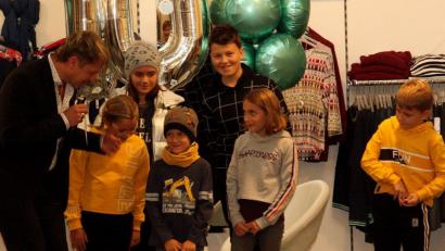 Bild: R. Kreuzer
Moderator Jürgen Meyer erklärt die Outfits der jungen Models.