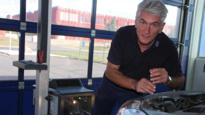 Bild: kro
TÜV-Sachverständiger Anton Hegen beim Einstellen eines Abblendlichtes.