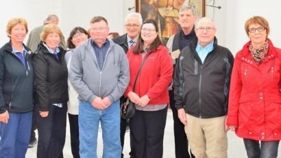 Bild: fjo
Bürgermeisterin Margit Kirzinger (rechts) freut sich mit Heribert Kett und Pfarrer Georg Hartl über den Besuch der US-Bürger (von links) Sharon Moenkhaus, Sandy Bronson, Mary Stuffert, George Deglman, Laura Orton und Tim Miller in der Heimat ihrer Vorfahren.