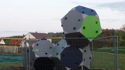 Bild: hos
Der Kletterwürfel ist eines der Spielgeräte im neuen Generationenpark am Bürgerhaus.