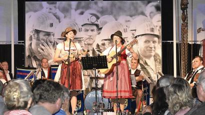 Bild: sck
Theresia mit ihrer ersten Gitarre.